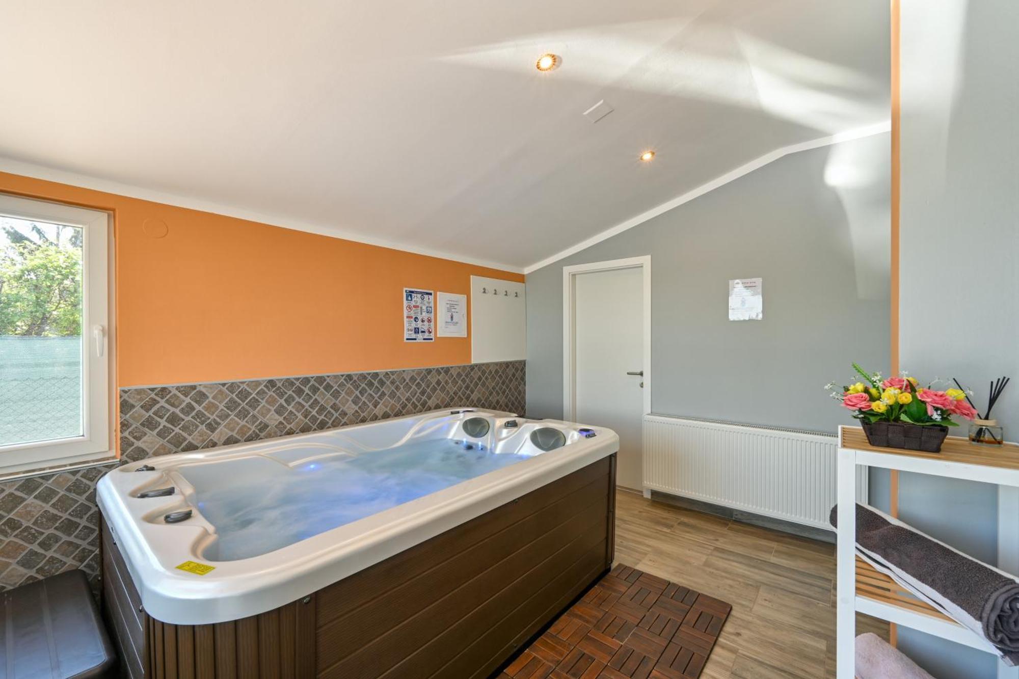 Cvetkova Hiza Sa Jacuzzijem Villa Tuheljske Toplice Dış mekan fotoğraf